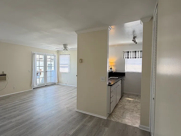 2112 Ocean Park Blvd #6 — Photo 3