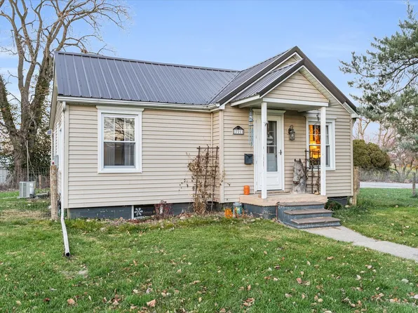 721 E Dodge St, Farmer City, IL 61842