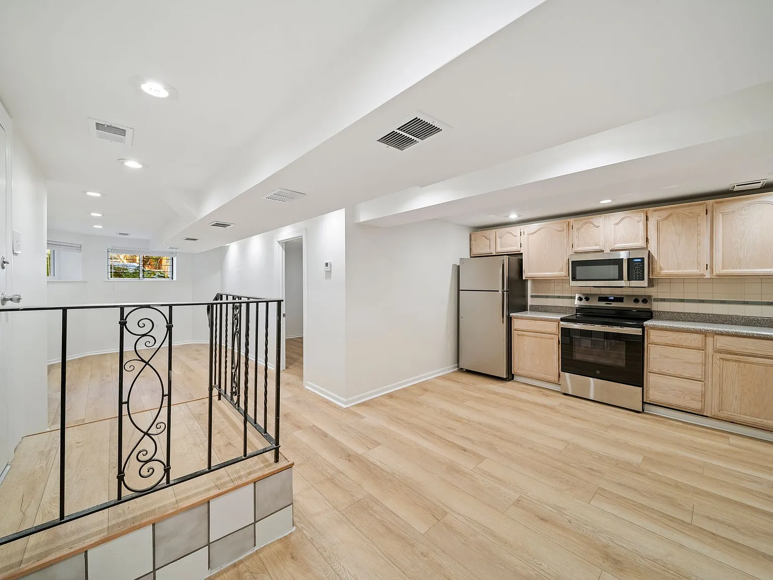 2 bed, 550 sqft, $1,900 — Photo 3