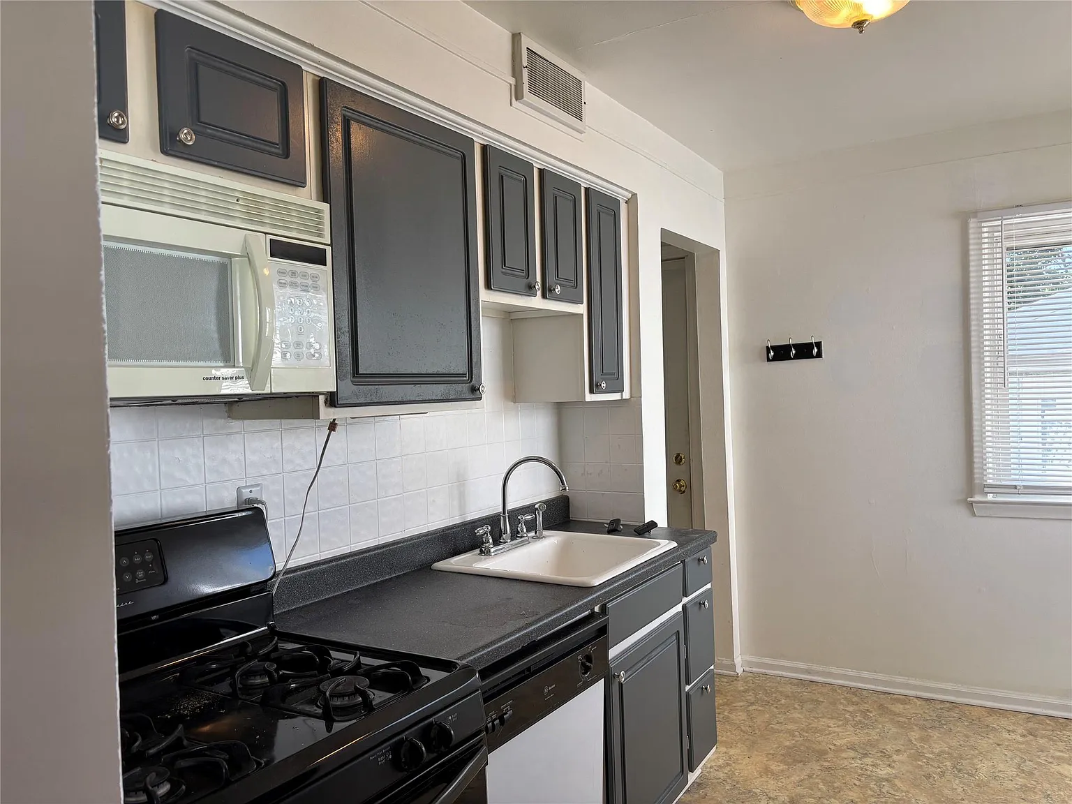 2 bed, 1.0 bath, 696 sqft, $1,400 — Photo 2