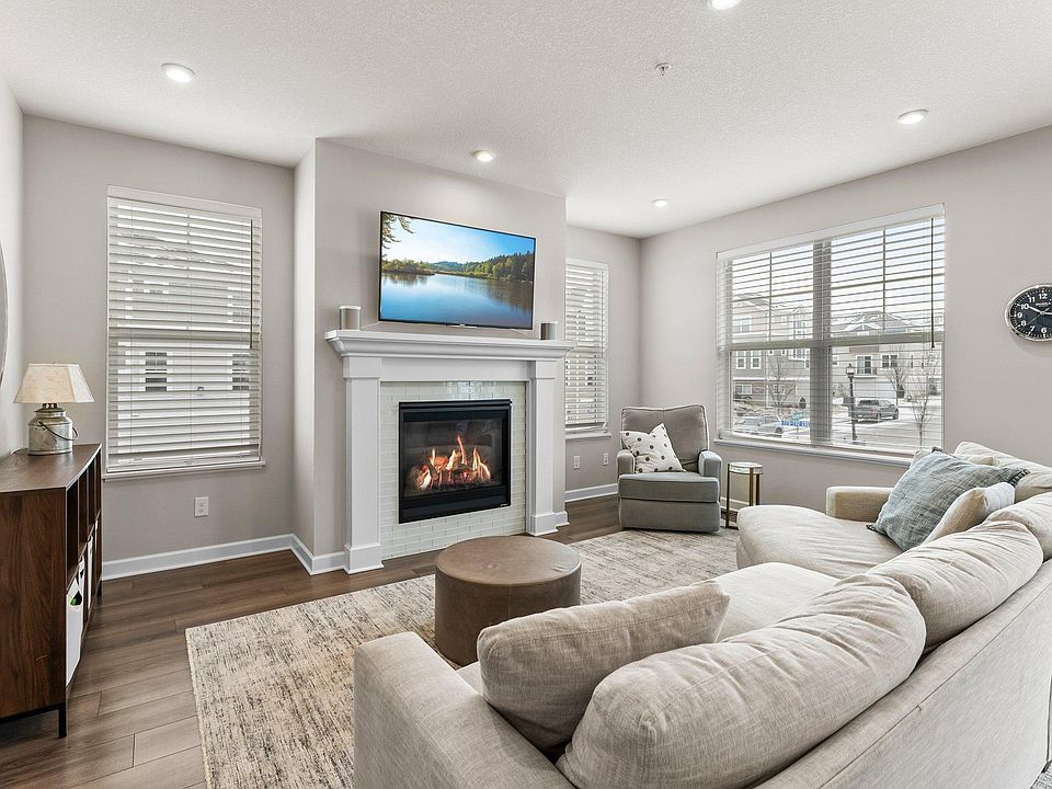 1st image of 790 Roselyn Dr