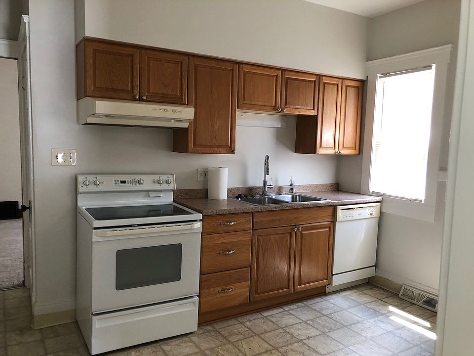 Kitchen - Glass cooktop & vent hood, garbage disposal, dishwasher