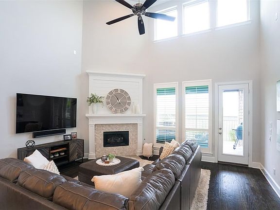 3rd image of 733 Royal Minister Blvd