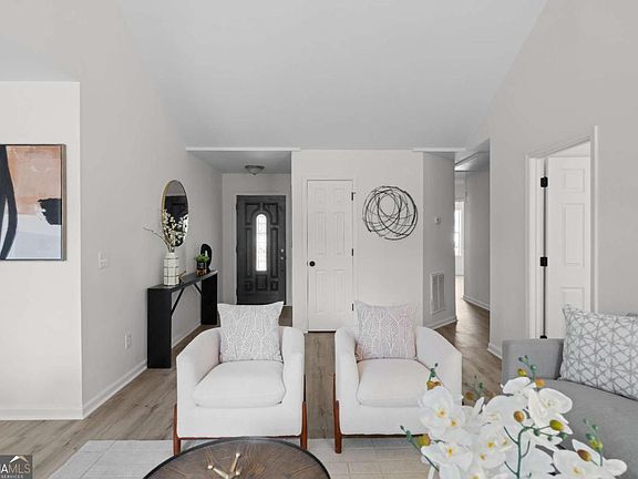 4th image of 2203 Hidden Creek Dr