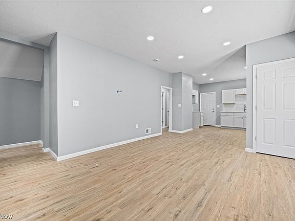 4th image of 3925 Riverside Ave