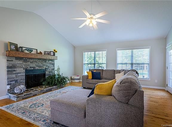 4th image of 107 Clearwater Dr