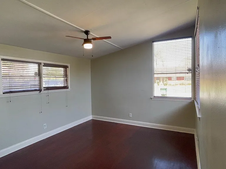 7906 Pecan Villas Dr — Photo 3