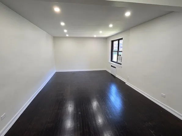 212-08 75th Ave #2E, Oakland Gardens, NY 11364