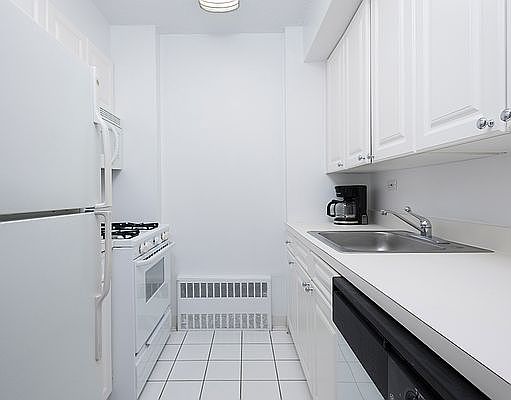3rd image of 230 W 55th St APT 4G