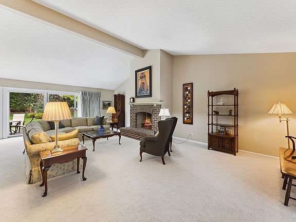 3rd image of 96 Briarwood Cir