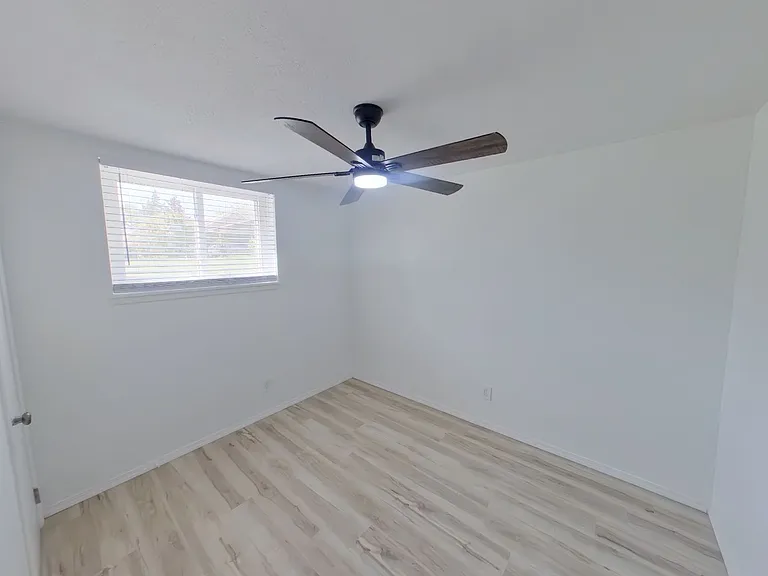 1031 N Edwards Ave — Photo 13