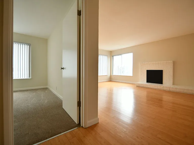 2p008 - Lake View East — Photo 24
