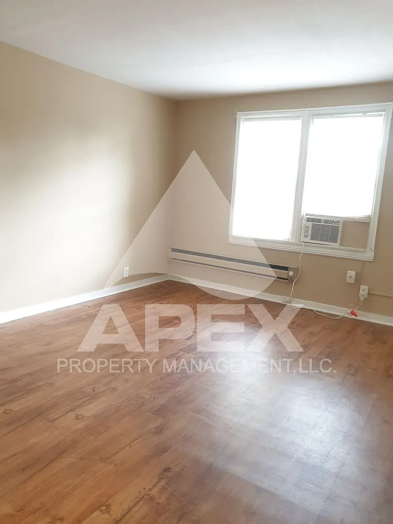 Spacious Top Floor 2 Bd - 1Ba Duplex Apartment in Fountain City!! — Photo 4