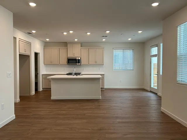 Modern 4BR Condo at Sendero at Folsom Ranch — Photo 3