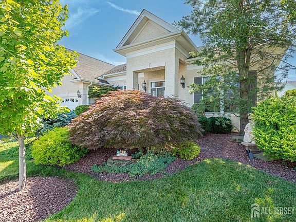 4th image of 84 Riviera Dr