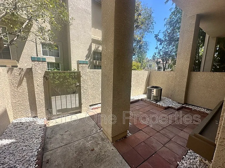 674 Warwick Ave — Photo 3
