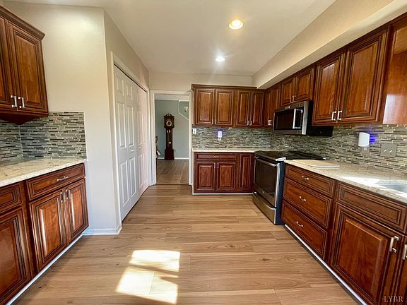 2nd image of 154 Sunset Ridge Rd