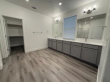 3rd image of 10113 Burke St