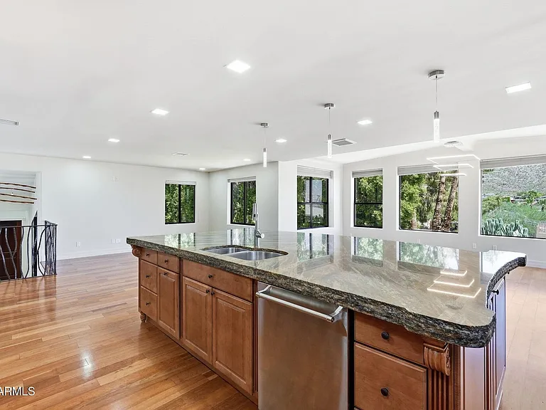 2221 E Vista Ave — Photo 13