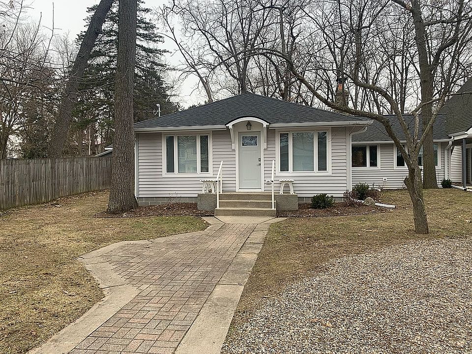 Porch w/ view & benches