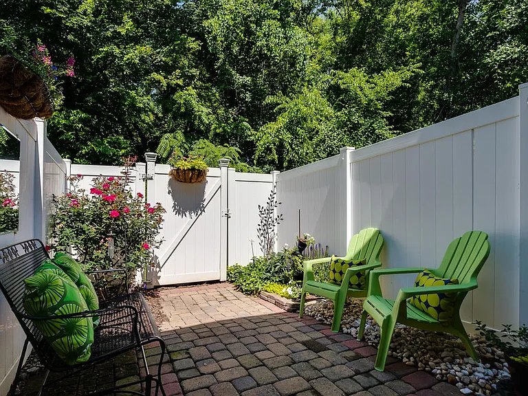 301 Hurston Cir — Photo 19