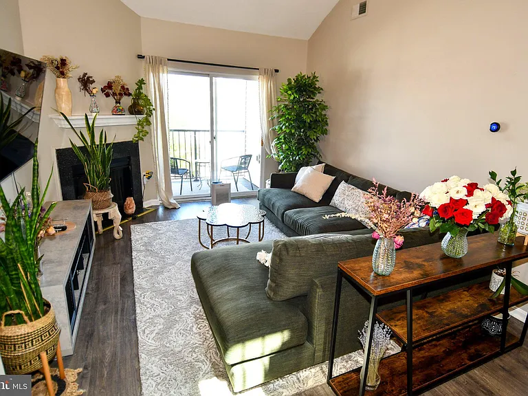 5121 Travis Edward Way #J — Photo 4