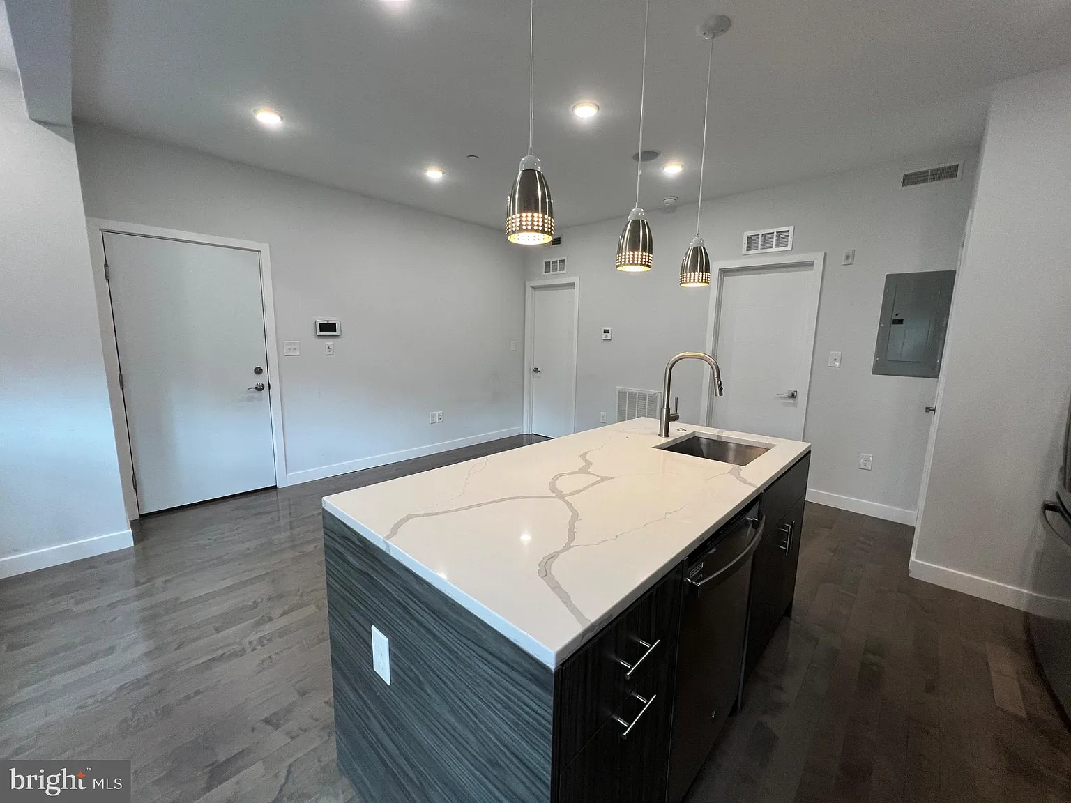 2 bed, 2.0 bath, 2407 sqft, $1,700 — Photo 1