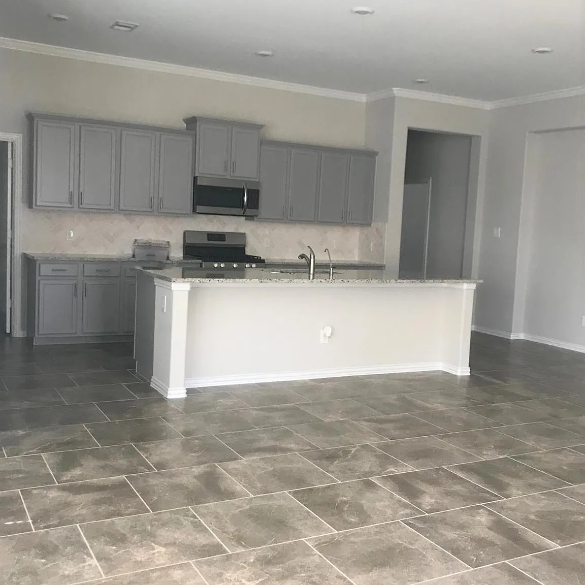4 bed, 3.0 bath, 2414 sqft, $2,600 — Photo 3