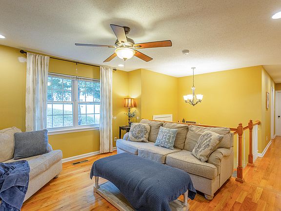 3rd image of 304 Stonewood Dr