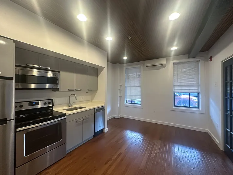 THE PORTLAND APARTMENTS — Photo 33