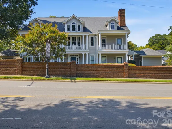 1056 The Glen St, Statesville, NC 28677