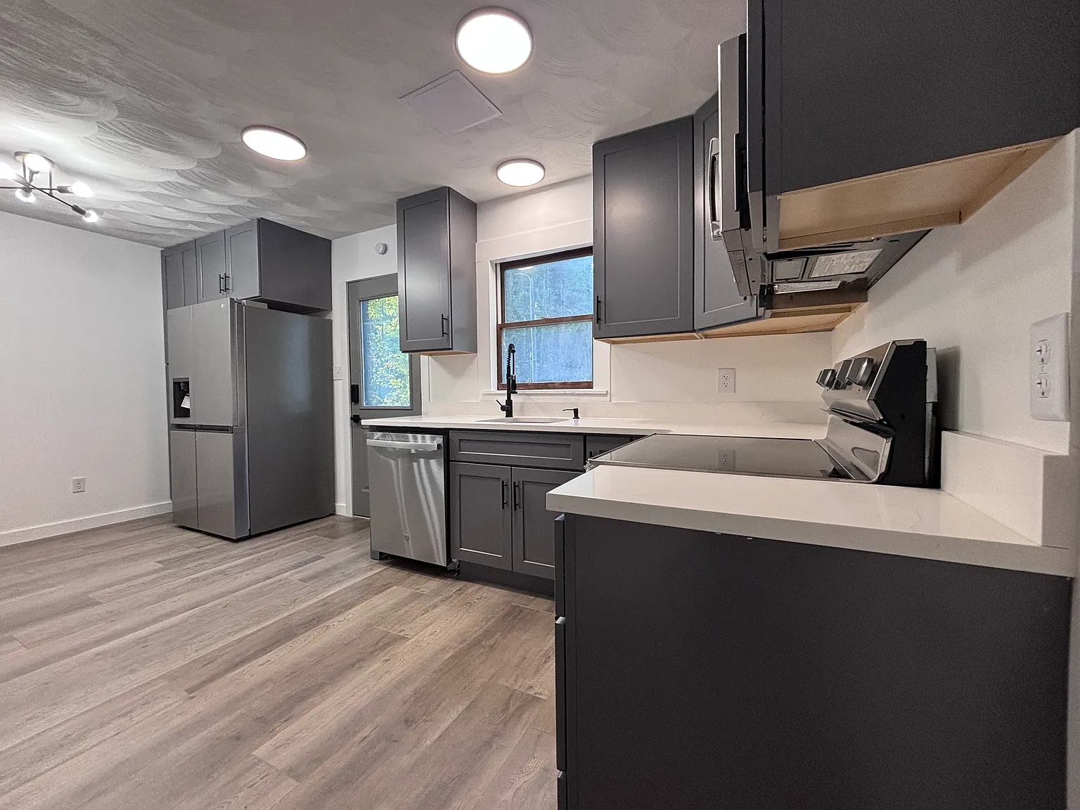 400 3rd Street Pl SW — Photo 2