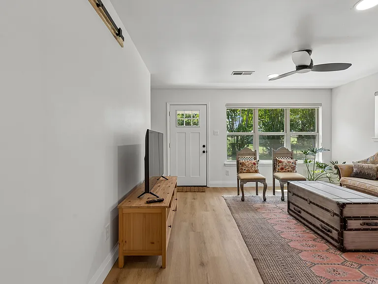 1212 W Murphy Rd — Photo 5