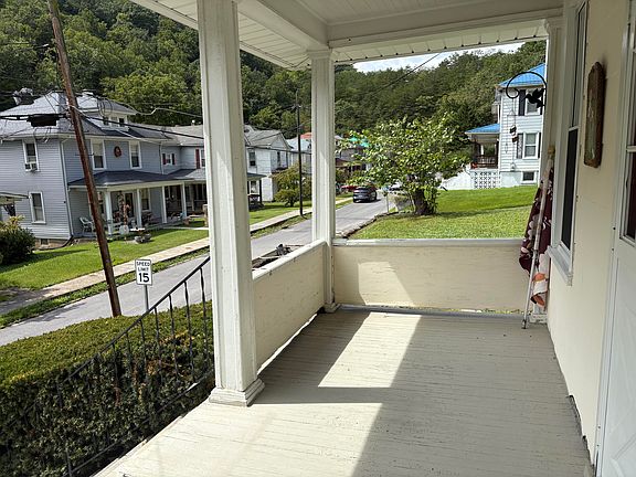 5th image of 580 Roxbury St