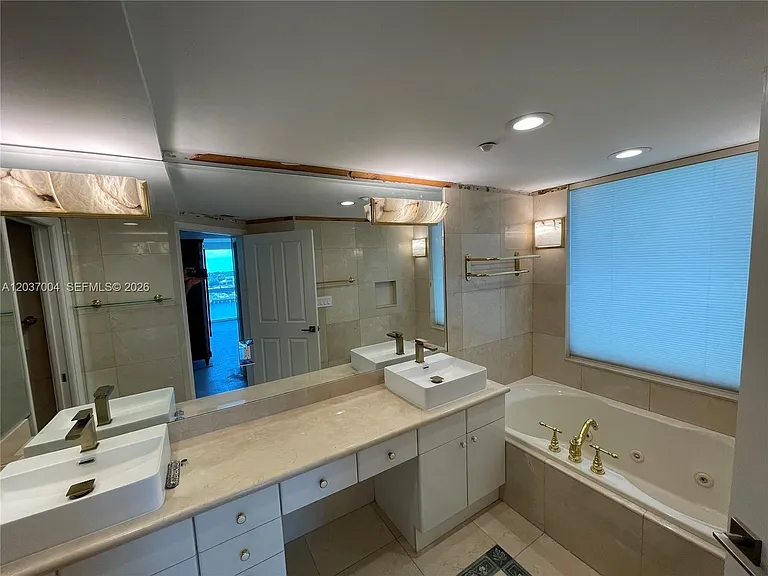 5025 Collins Ave #601 — Photo 16