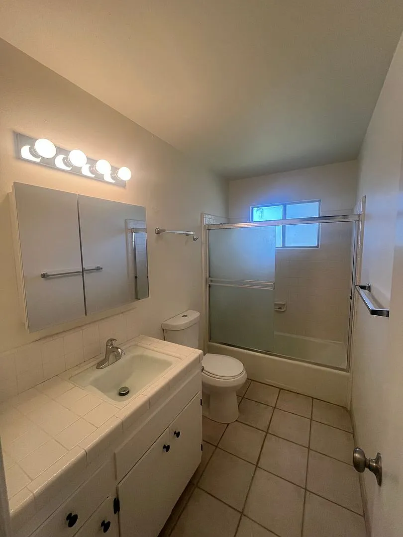 121-141 N. Laurel St. — Photo 4