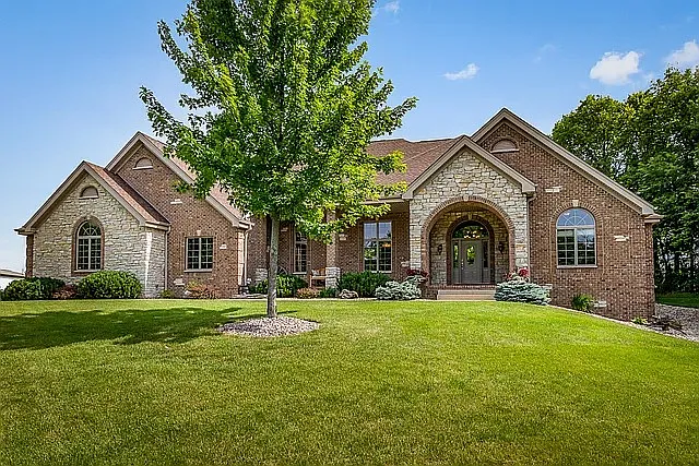 4 bed, 6204 sqft, $5,500 — Photo 1
