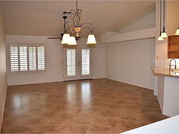 3rd image of 1042 E Linda Ln