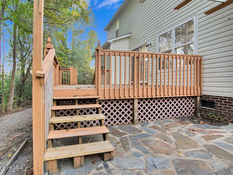 102 Huntington Ct — Photo 30