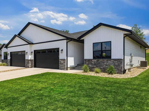 3040 Sunflower St, Ely, IA 52227