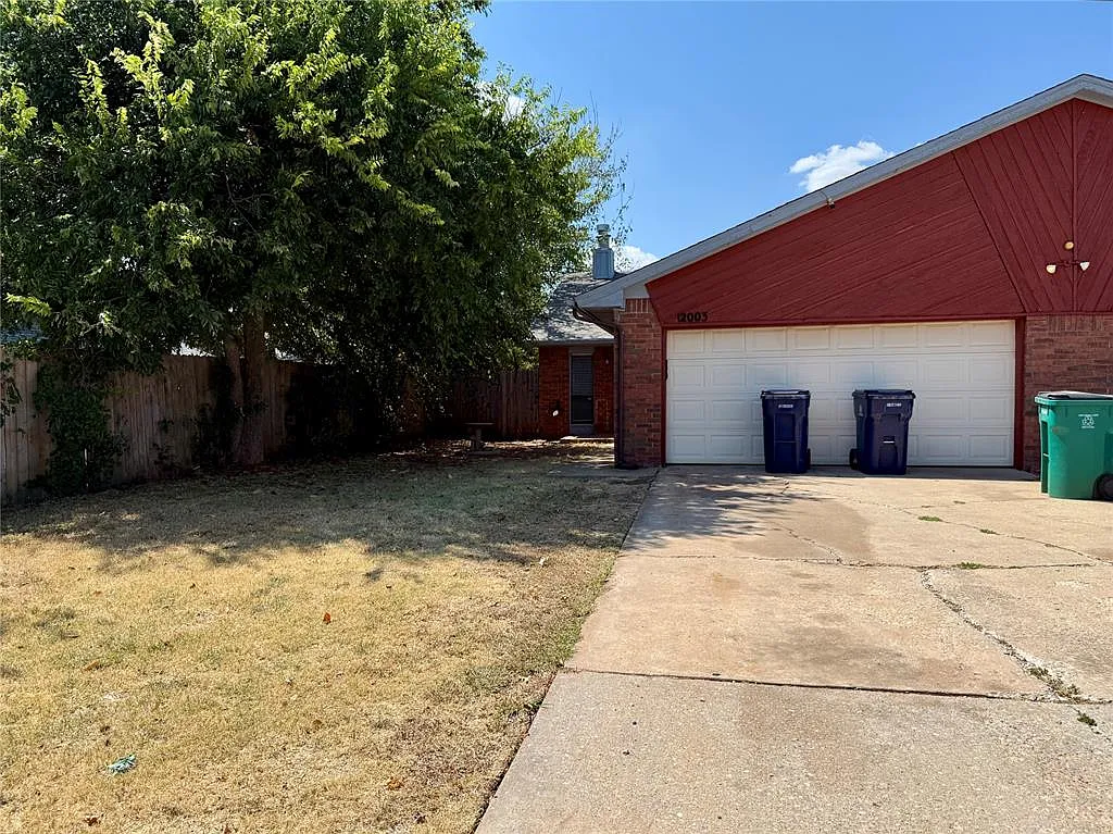 3 bed, 2.0 bath, 2732 sqft, $1,300 — Photo 2