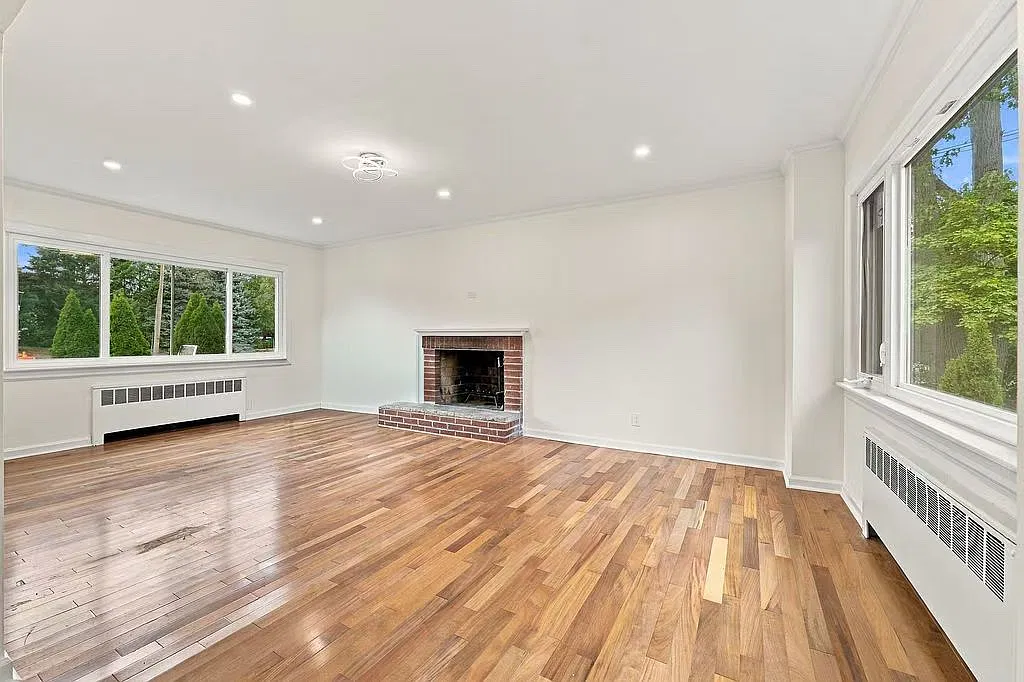 4 bed, 1309 sqft, $6,900 — Photo 2
