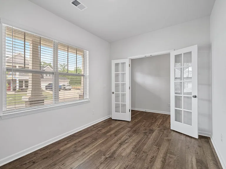 340 Fenwick Dr — Photo 3