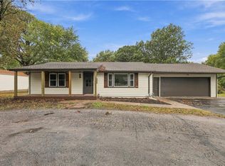 702 SW Locust St, Oak Grove, MO 64075