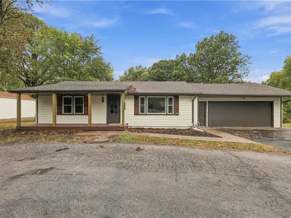 702 SW Locust St, Oak Grove, MO 64075