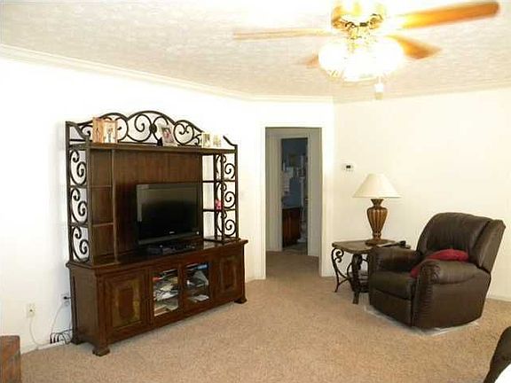4th image of 901 Eastern Oaks Dr