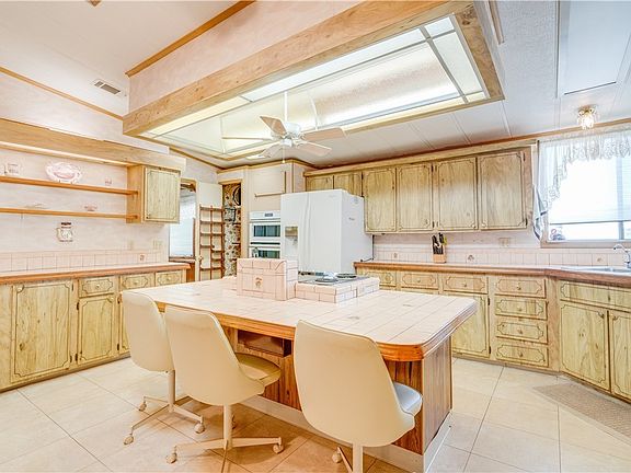 2nd image of 100 Sunset Cir