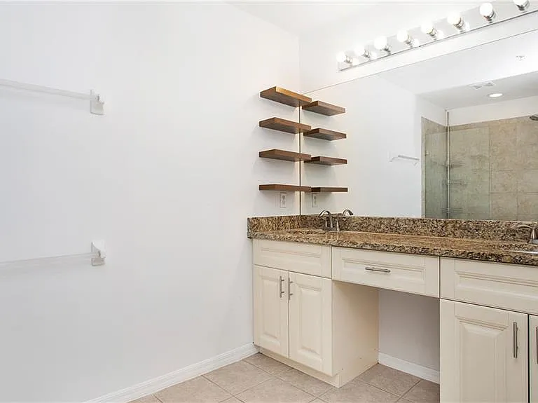 880 Hampton Cir — Photo 23