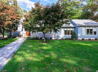 17 Valley Ave, Smithtown, NY 11787