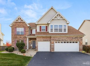 945 Wyndham Dr, South Elgin, IL 60177